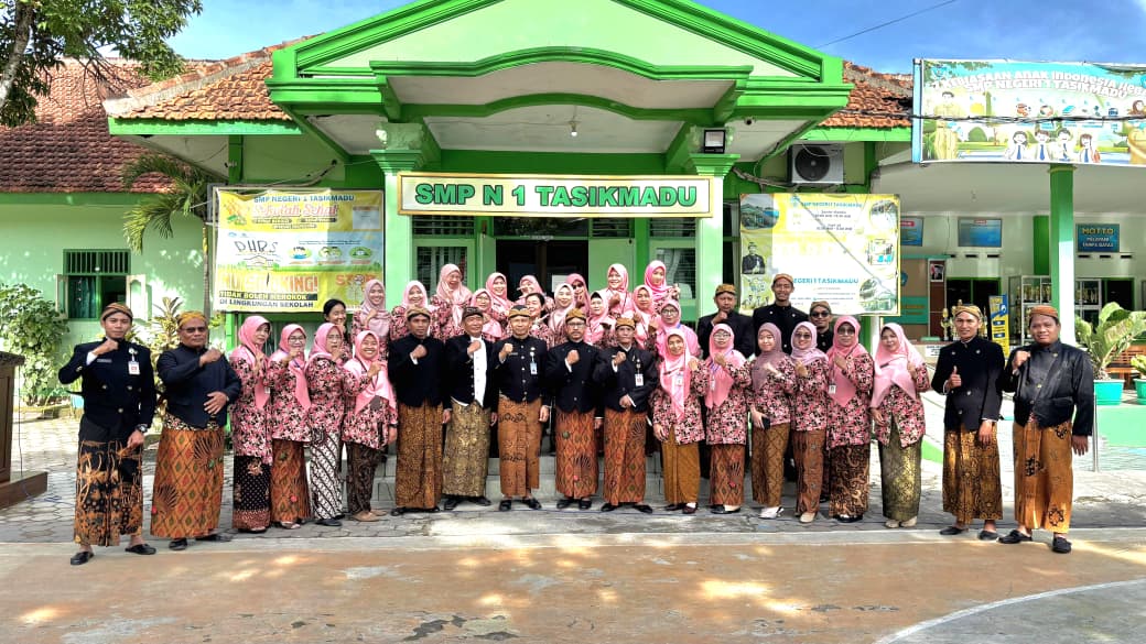 Peringatan Hardiknas 2026 di SMPN 1 Tasikmadu Berlangsung Khidmat dan Penuh Semangat
